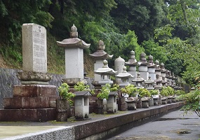 妙覚寺の墓碑