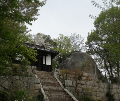 山神社の巨石
