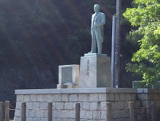 星島二郎銅像