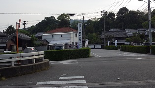 野崎邸前の道