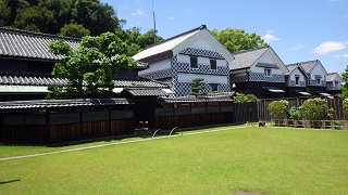 野崎邸の蔵群