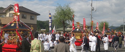 揃った神輿