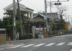 汐入川の近くの道標