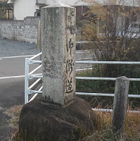 弓削駅前の道標