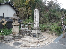 箕島の題目塔