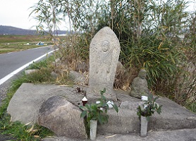 奥の院横の石仏