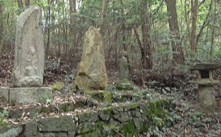 乳塚横の石碑