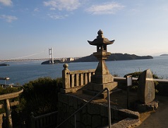 瀬戸大橋と常夜燈