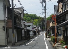 遠くに藤戸寺を望む