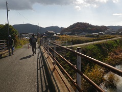 郷内川沿いを歩く