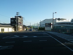 榊原病院前の道
