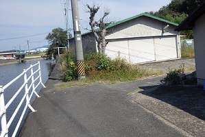 千町西川沿いの道