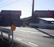 県道岡山牛窓線を越える分岐