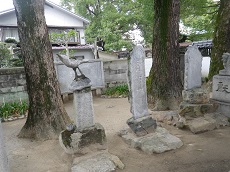 石門別神社の鳥と石碑
