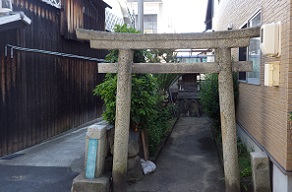 道横の神社