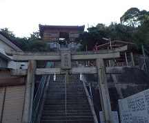 四柱神社真下