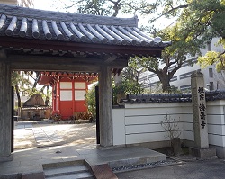 山門の横に山号の石柱。