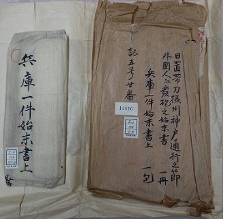 左に白いやや小さい包 右は茶色の大きな包。茶色の包は上と下が破れている。