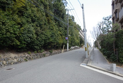 左手は阿呆親王古墳の小さな森、右手に高層団地、道が延びる。打出陣屋跡