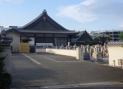 左に墓地。正面に阿弥陀寺の大きな瓦屋根。