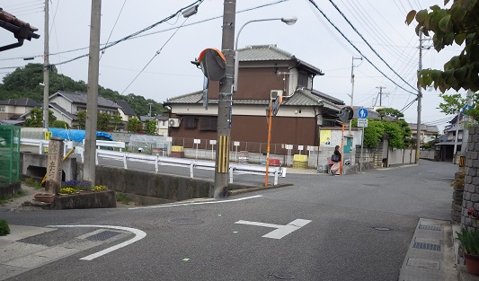 手野の分岐。変形の五叉路。写真では四つの道しか見えない。左側にたつのへ向う道標。