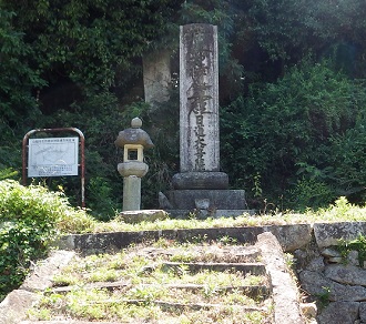 階段の上に古い大きな題目碑