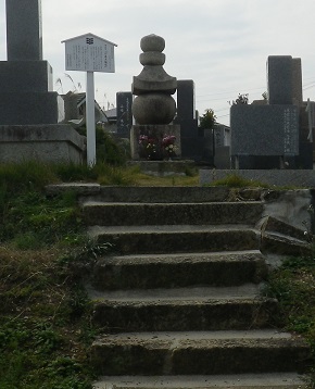 階段の上、墓地の手前にある五輪塔
