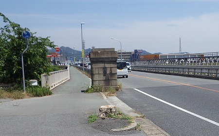 もとの石の橋桁が残る市川橋。歩行者用の側道がある。