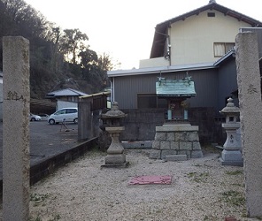 小さな祠。両側に小さな常夜燈