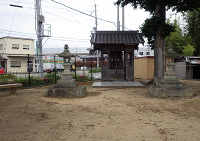 龍野の祠。小さな祠の前に常夜燈。