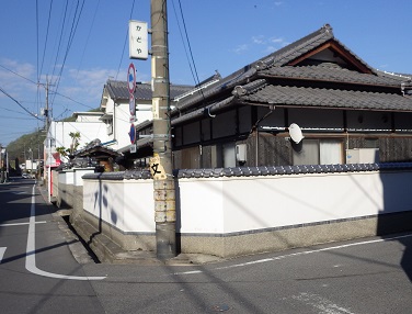 三石本陣だった場所。大きな屋根の建物がある。手前の電信柱にかどやの看板。