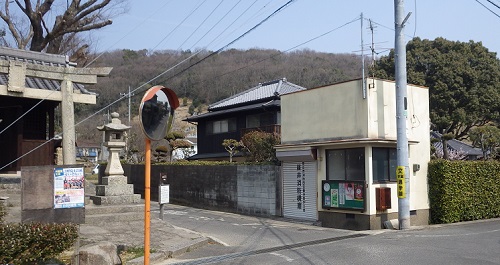 藤井宿の写真。新往還への分岐点。左に素戔鳴神社