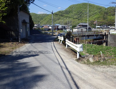 右に曲って、伊里川を渡って進む。