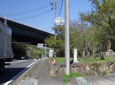 国道の横の八木山一里塚の碑