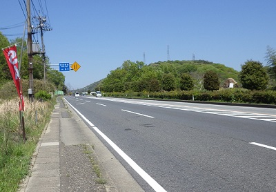 上り坂の国道2号線は片側2車線。