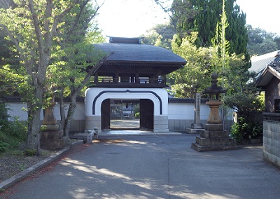 光明寺の山門。竜宮城みたいな門である。