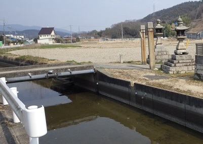 倉安川。右手に常夜燈。