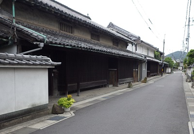 左に古い家の残る青山の町並み