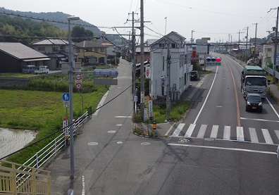 阿弥陀歩道橋から見た風景。右側は片側一車線の道。西国街道は左に伸びるやや細い道。