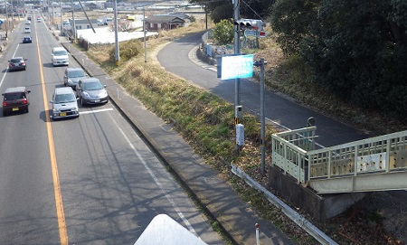 陸橋からの写真。正面に国道が延び、西国街道は右の山を廻りこんで進む。国道に比べるとかなり細い。