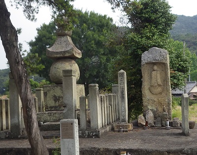 左側に大きな五輪塔、右側に板碑に刻んだ石仏