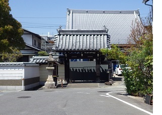 屋根の大きい正覚寺 