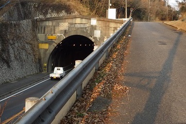 葛坂峠。国道が左側のトンネルに入る。西国街道は上り。