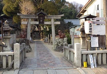 天津神社の鳥居。手前に常夜燈と提灯