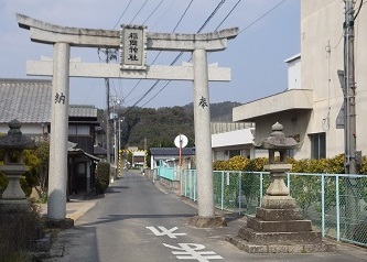 福岡神社鳥居。その先参道が山に向う。