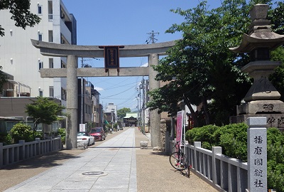 射楯兵主神社の鳥居。遠くに神社が見える