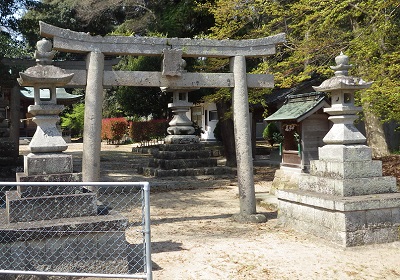 石の鳥居の左右に常夜燈。奥にも常夜燈が見える