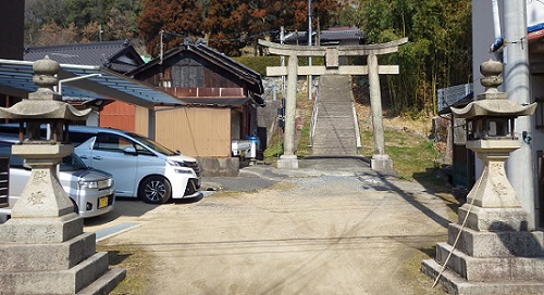 総社八幡宮の写真。左右に常夜燈。少し先の正面に鳥居