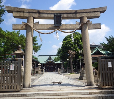 海神社の石の鳥居のあいだから神社が見える