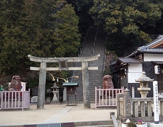 宇佐八幡宮。鳥居の両側に備前焼きの狛犬。階段が山に登る。